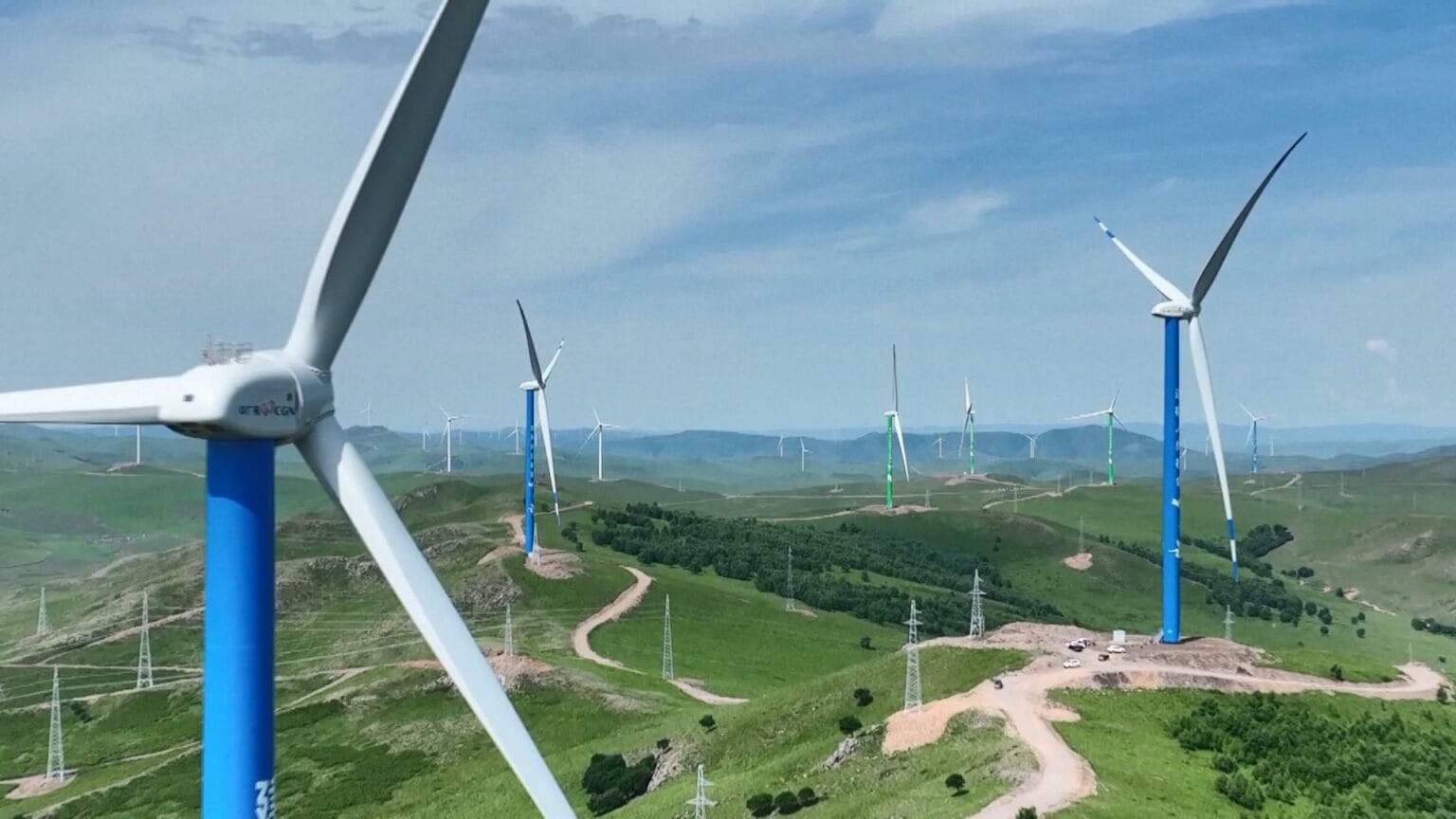 China sets goal: wind and solar to account for over half of the country's installed power generation capacity by 2030