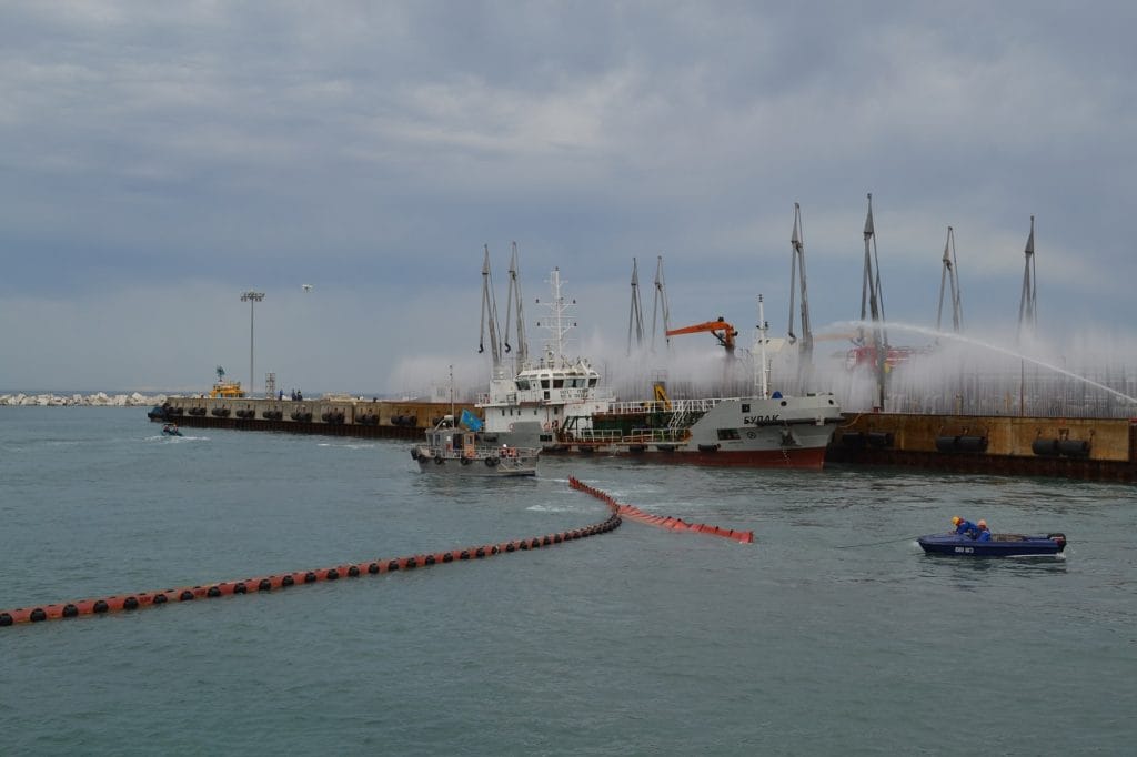 阿克套港因里海变浅开始将水域疏浚至7米深